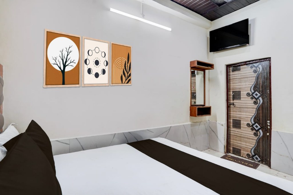 Deluxe Room Interior & Artwork